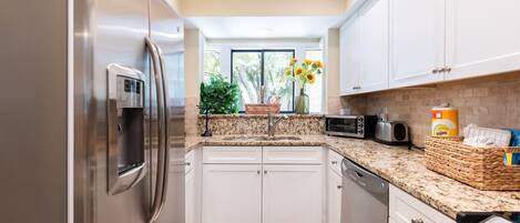 Fridge, microwave, stovetop, dishwasher