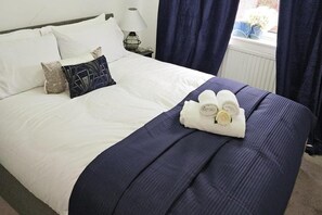 2 bedrooms, iron/ironing board, free WiFi, bed sheets - Manchester 2-bed House, Sleeps 4, 20 Min to Centre (Manchester)