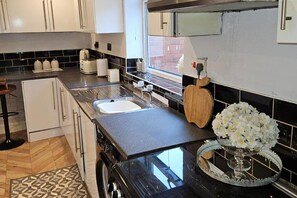 Fridge, microwave, oven, stovetop - Manchester 2-bed House, Sleeps 4, 20 Min to Centre (Manchester)