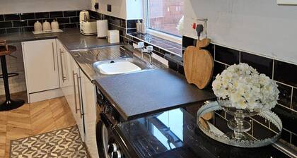 Manchester 2-bed House, Sleeps 4, 20 Min to Centre