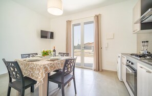 Kjøleskap, kokeplater og kaffetrakter/tekoker