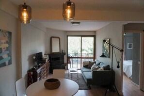 TV, fireplace