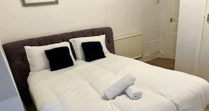Leicester Aprt-sleeps3-db-tv-wifi