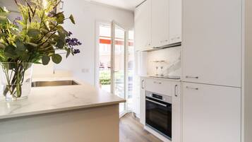 Een koelkast, een magnetron, een oven, een vaatwasser