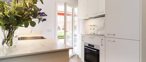 Réfrigérateur, micro-ondes, four, lave-vaisselle