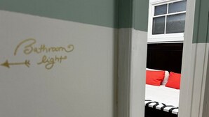 Käytävä, jossa on kyltti, joka osoittaa wc:n suuntaan.