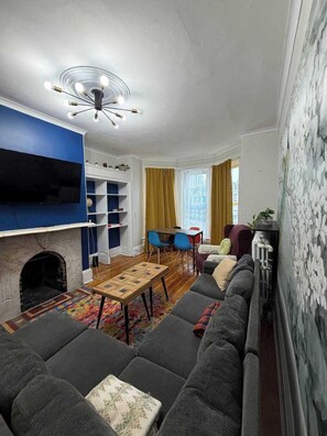 Een televisie en een kantoor