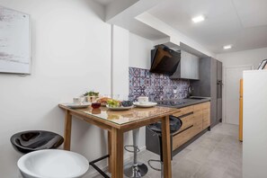 Kylskåp, mikrovågsugn, spishäll och diskmaskin