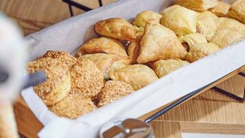 Café da manhã com buffet grátis todos os dias