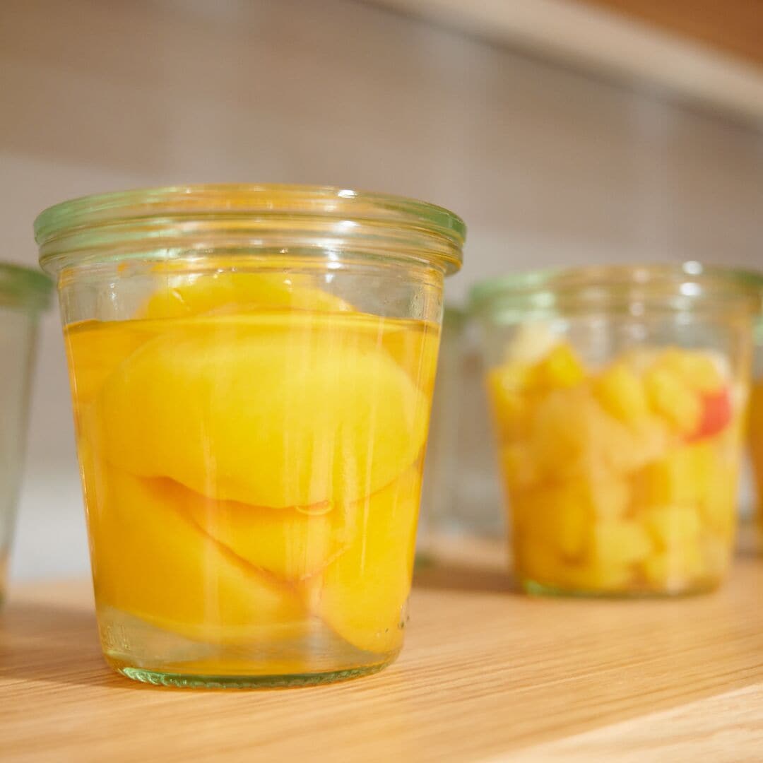 Tre glas med mangostykker.
