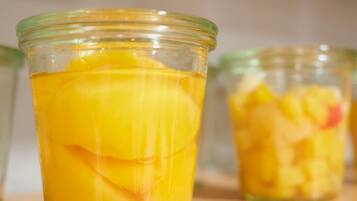 Tre glas med mangostykker.