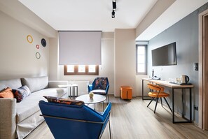 Suite | Oppholdsområde | En 40-tommers smart-TV med digitale kanaler