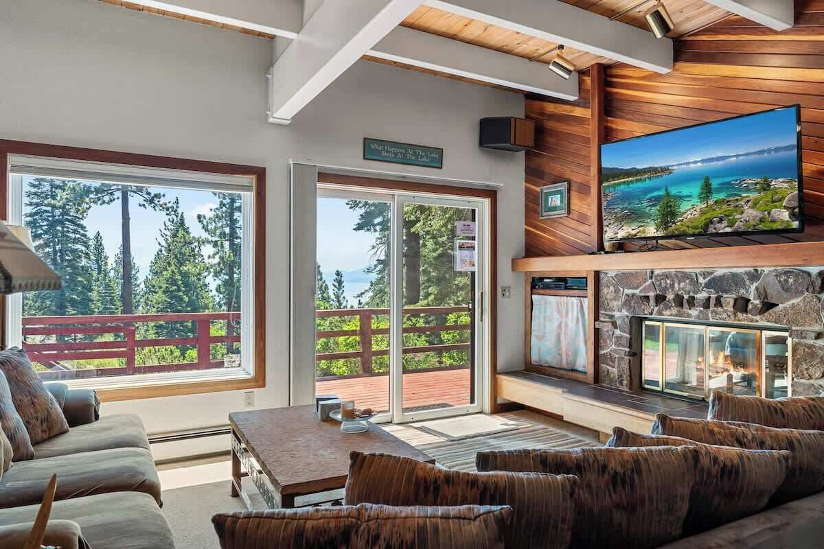 TV connectée, cheminée, lecteur de DVD, livres