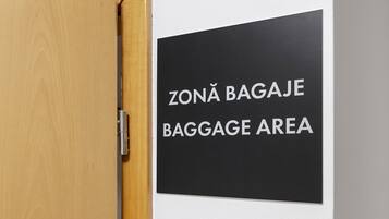 Une porte avec une pancarte indiquant l’emplacement du service de dépôt de bagages.