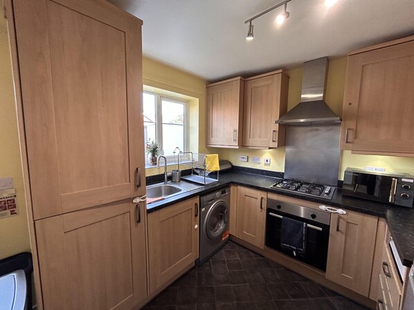 Hus | Privat køkken | Køleskab, mikrobølgeovn, ovn, kogeplade