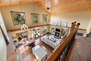 Een smart-tv, een open haard, tafelvoetbal en een kantoor