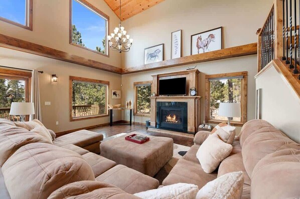 Een smart-tv, een open haard, tafelvoetbal en een kantoor