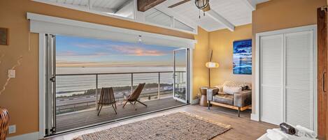 3 Schlafzimmer, Schreibtisch, Bügeleisen/Bügelbrett, Reisekinderbett