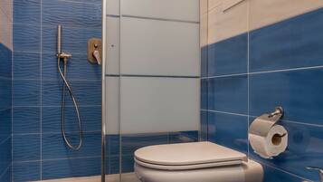 Asciugacapelli, asciugamani, sapone, carta igienica