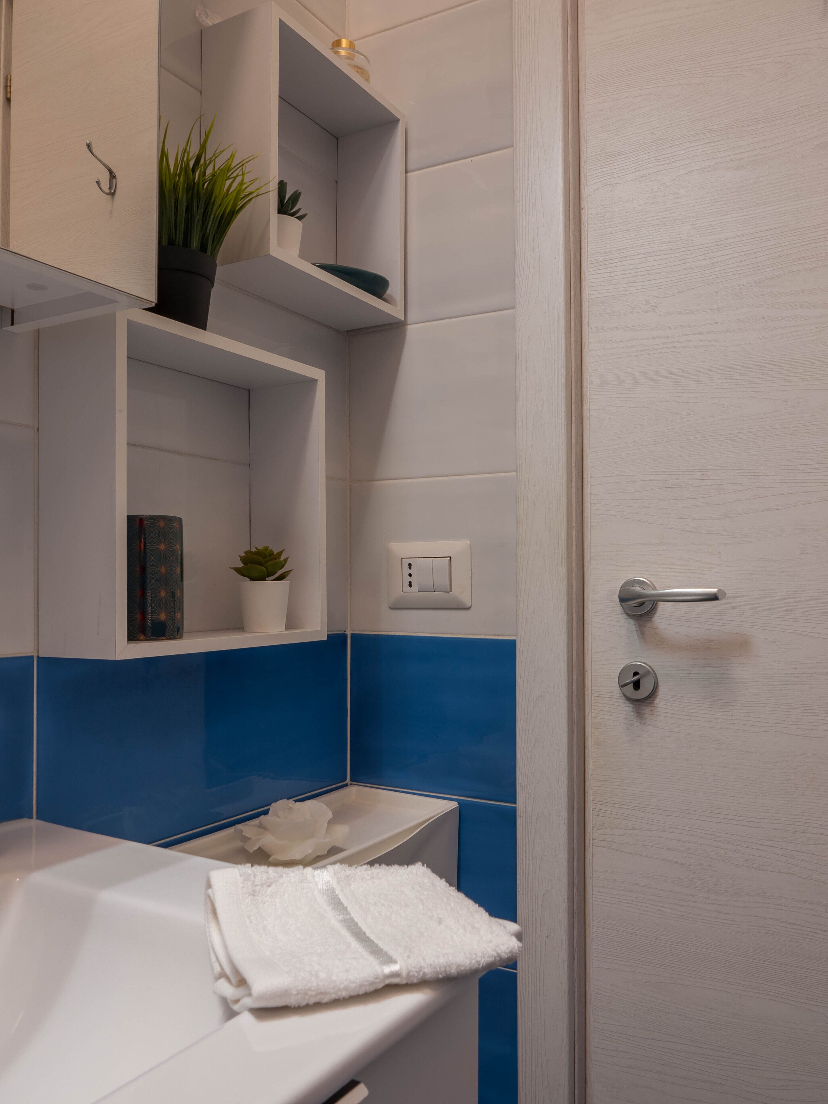 Sèche-cheveux, serviettes fournies, savon, papier toilette