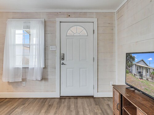 Flirty Flamingo! Close to Rockport Beach, Restaurants and Shops