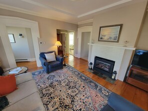 TV - Stroll To Lighthouse Beach or Chatham's Charming Downtown (Chatham)