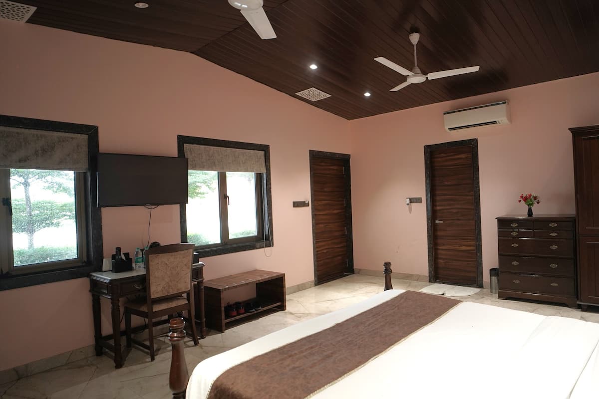 Une chambre à coucher comprenant un lit, un bureau, une chaise, une commode et une armoire.
