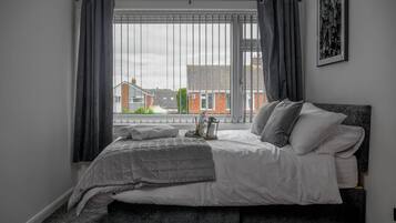 House | 4 bedrooms, free WiFi, bed sheets