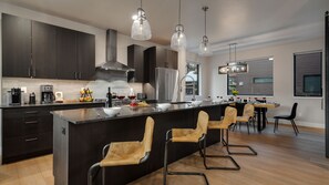 冷蔵庫、電子レンジ、オーブン、コンロ