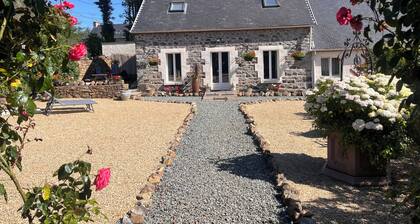 Cozy detached cottage for up to 6 within walking distance of Vallée des Saints