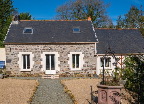 Knusse Cottage Voor 6 Vlakbij Vallée des Saints in het Groene Hart van Bretagne