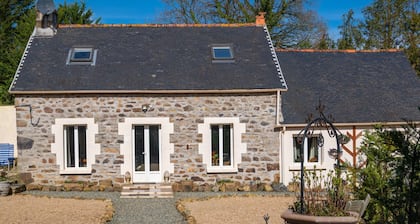 Knusse Cottage Voor 6 Vlakbij Vallée des Saints in het Groene Hart van Bretagne
