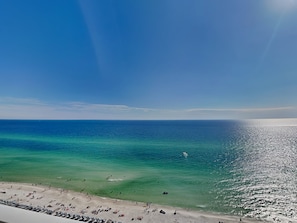 På stranden