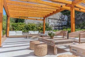 Piscine extérieure (ouverte en saison), parasols de plage