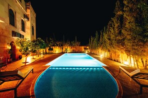 Kolam renang outdoor, dengan payung kolam renang