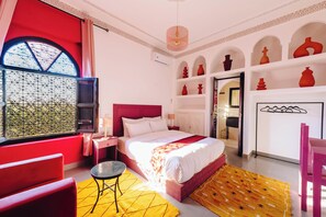 Kamar Double Tradisional | Brankas dan didekorasi berbeda-beda