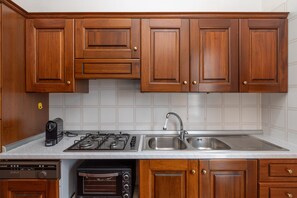 Fridge, oven, dishwasher, coffee/tea maker