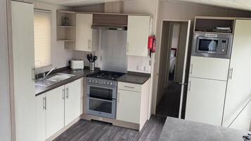 Cabin | Private kitchen | Fridge, microwave, oven, stovetop