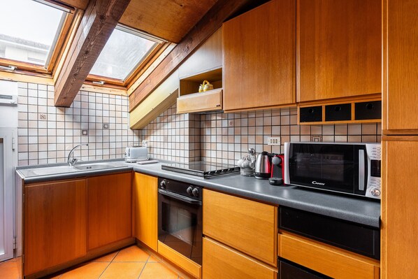 Fridge, microwave, oven, coffee/tea maker