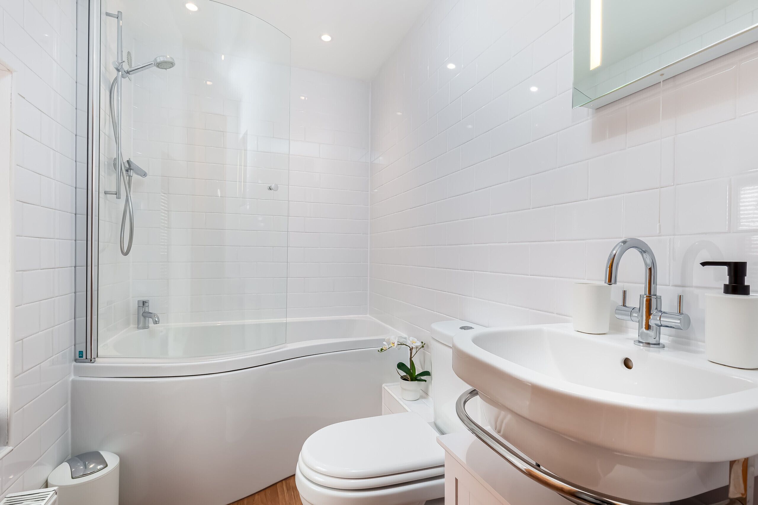 Douche, séchoir à cheveux, serviettes fournies, shampooing