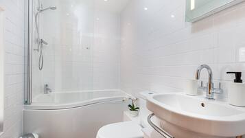 Douche, séchoir à cheveux, serviettes fournies, shampooing