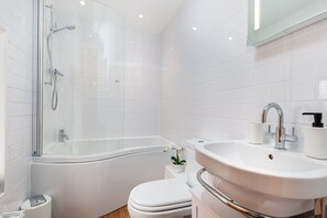 Een douche, een haardroger, handdoeken, shampoo