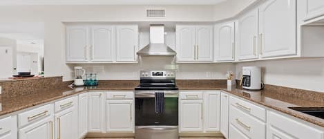 冰箱、微波炉、烤箱、炉灶