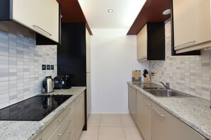 Frigorífico, microondas, horno y placa de cocina