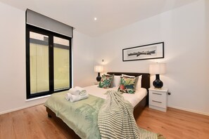 2 quartos, ferros/tábuas de passar roupa, berço de viagem