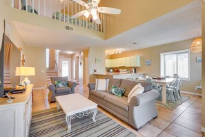 Lägenhet (1 Bedroom) | Vardagsrum | Tv och böcker