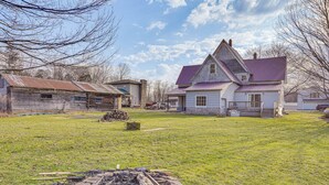 Una casa grande con techo inclinado y patio cercado.