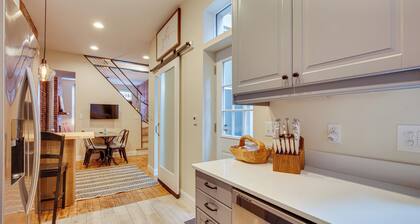 3 Mi to Dtwn: Charming Row House in Pittsburgh