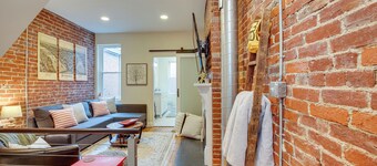 3 Mi to Dtwn: Charming Row House in Pittsburgh