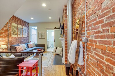 3 Mi to Dtwn: Charming Row House in Pittsburgh